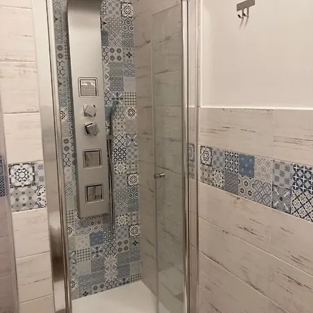 Casa Di Luce Con Parcheggio Privato Interno Gratuito 아파트 *